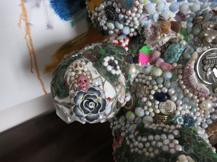 Bear X, Mosaico de bisutería, 56 x 62 x 56 cm, 2013 Bear X, Mosaico de bisutería, 56 x 62 x 56 cm, 2013
