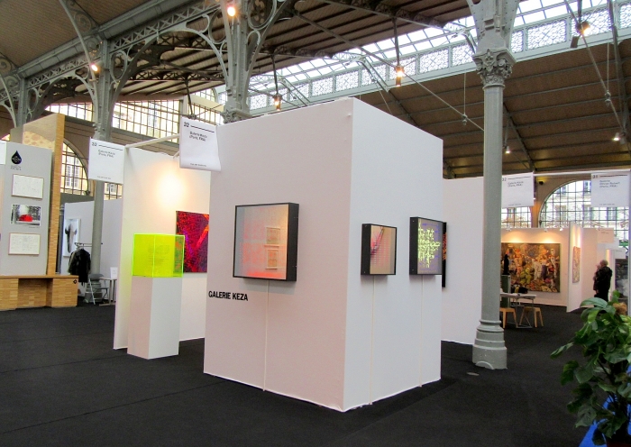 Vue du stand Galerie Keza (caissons lumineux)