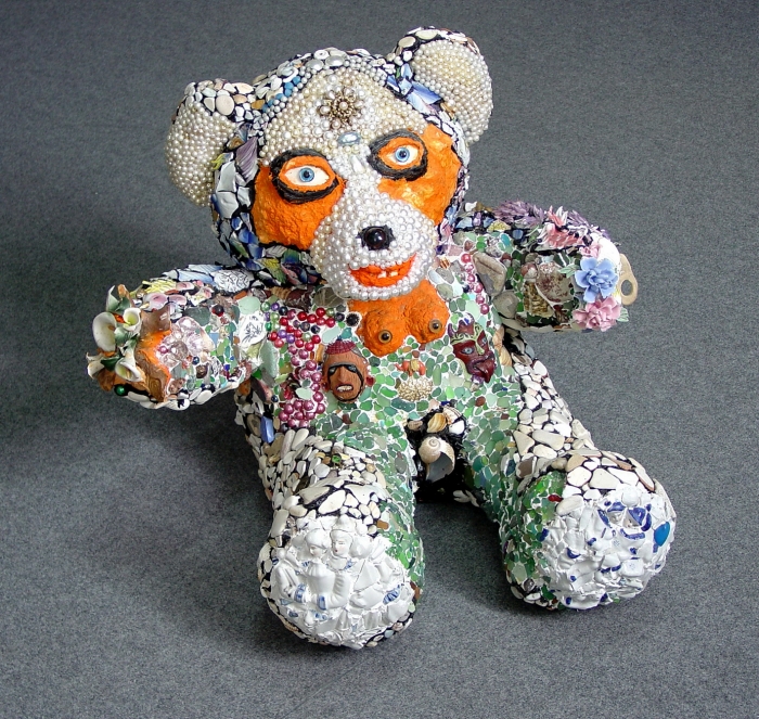 Nadiuska, Mosaico de bisutería, 56 x 62 x 56 cm, 2006 Nadiuska, Mosaico de bisutería, 56 x 62 x 56 cm, 2006
